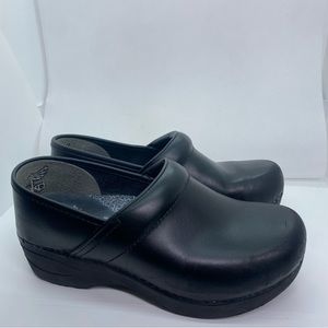Dansko XP 2.0 Wide Black Leather Clogs